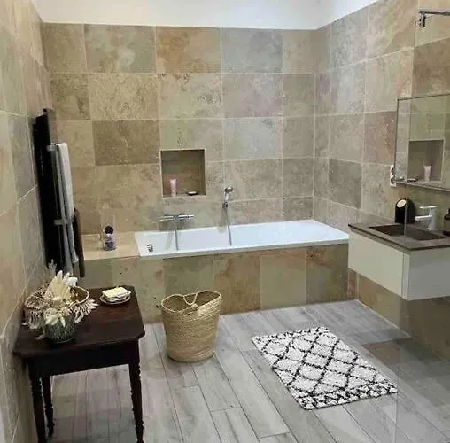 Standing - Centre Apartment